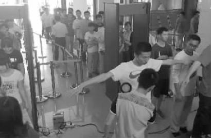 高考學生過安檢門